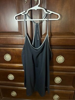 Under armour small black threadborne tank